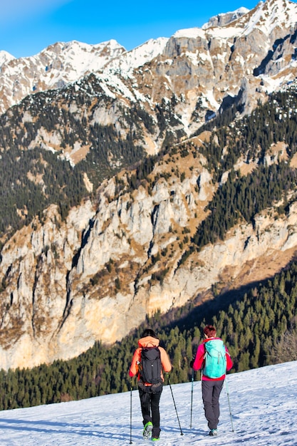 Amigas durante uma caminhada de inverno na neve nas montanhas