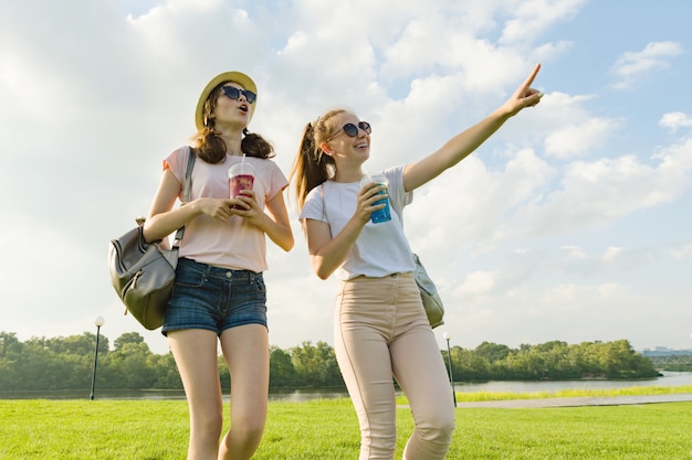 Amigas están caminando en el parque en la naturaleza