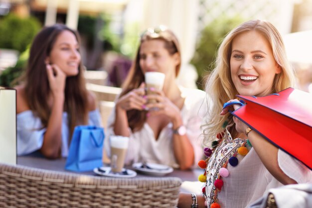 amigas felices en la cafetería durante el verano