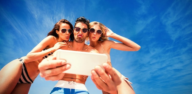 Amigas felices haciéndose un selfie