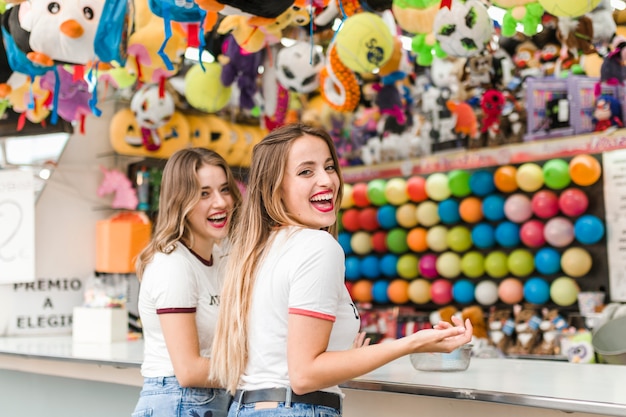 Amigas felices en el parque de atracciones