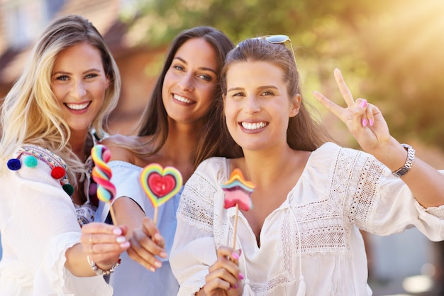 amigas felices pasando el rato en la ciudad en verano