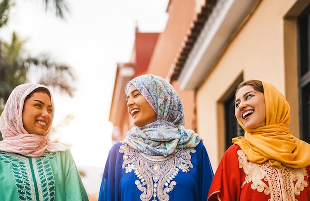 Amigas felizes a caminhar pelo edifício.