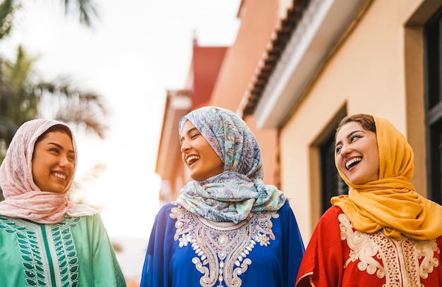 Foto amigas felizes a caminhar pelo edifício.