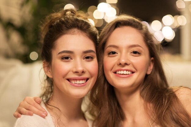 Foto amigas felizes abraçando