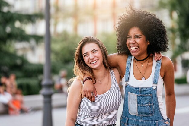 Foto amigas felizes de pé na cidade