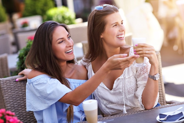 amigas felizes no café durante o verão