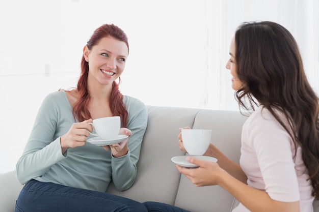 Amigas femininas que gostam de conversar sobre o café em casa