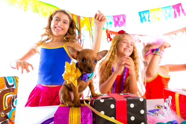 amigas fiesta bailando con regalos y cachorro