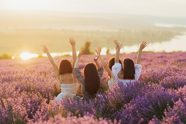 amigas haciendo un picnic en el campo de lavanda al atardecer de verano