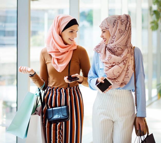 Amigas islámicas que hacen compras juntas el fin de semana