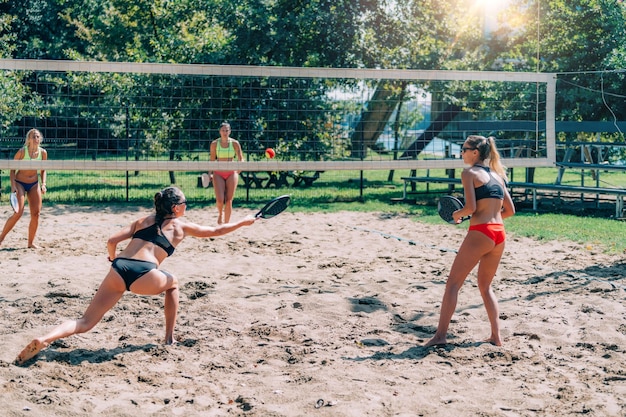 Amigas jogando tênis de praia