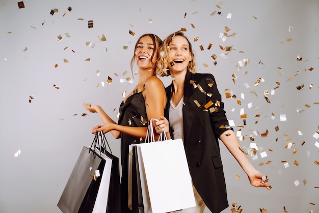 amigas jóvenes con bolsas de compras