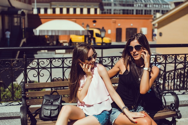 Amigas jóvenes hablando por teléfono