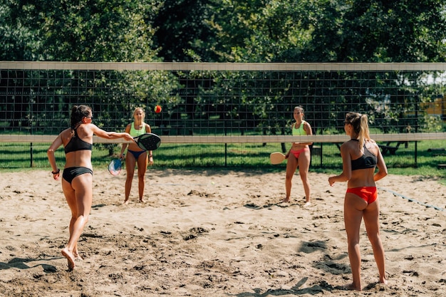 Amigas Jugando Tenis Playa