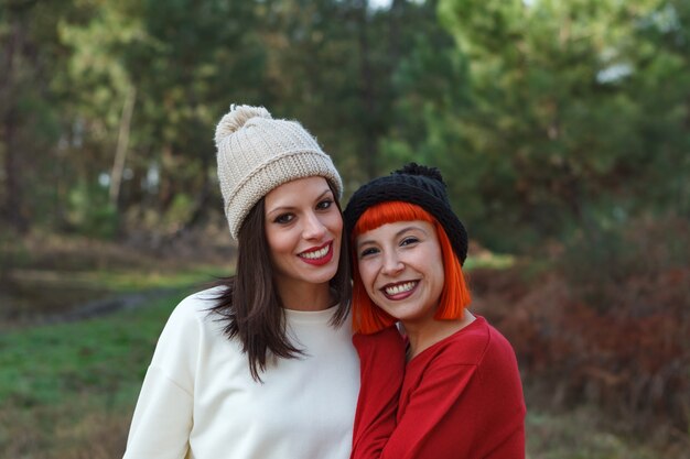 Amigas lindas na floresta