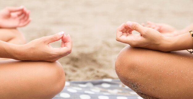 Foto amigas meditando juntas na praia