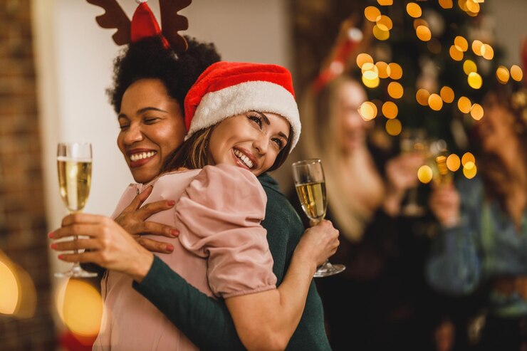 Foto amigas multiétnicas se reuniram em casa para comemorar o natal ou ano novo. fazendo um brinde com champanhe.