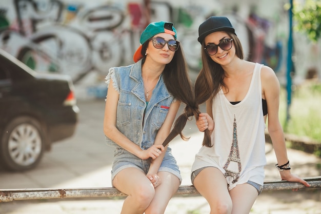 Amigas posando con el pelo enredado