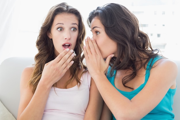 Amigas relajadas cotilleando en la sala de estar