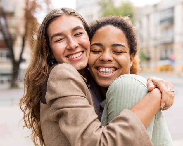 Amigas se abraçando