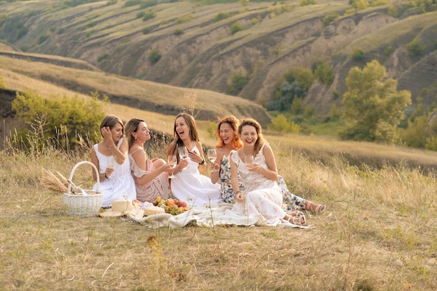 amigas se divertindo ao ar livre