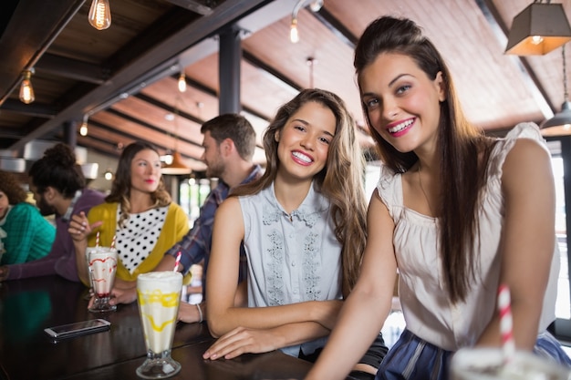 Amigas sentadas em um restaurante