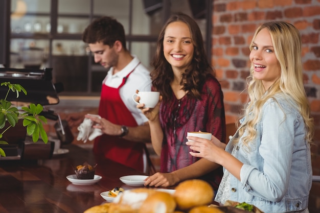 Amigas tomando un café en la cafetería