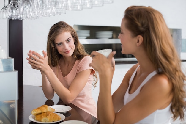 Amigas tomando un café en la cafetería