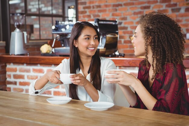 Amigas tomando un café