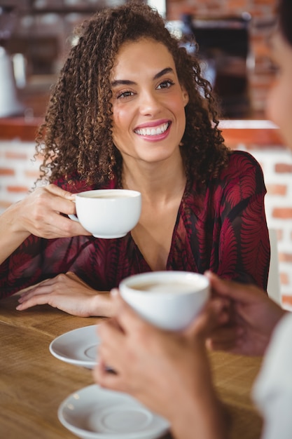 Foto amigas tomando un café