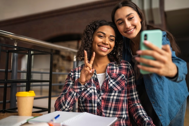 Foto amigas tomando selfie en el café