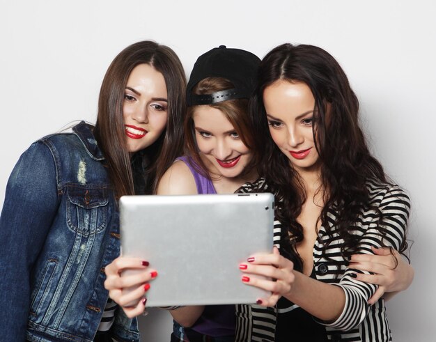 Amigas tomando selfie con tableta digital