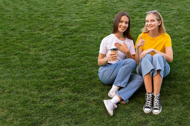 Foto amigas usando linguagem de sinais com espaço de cópia