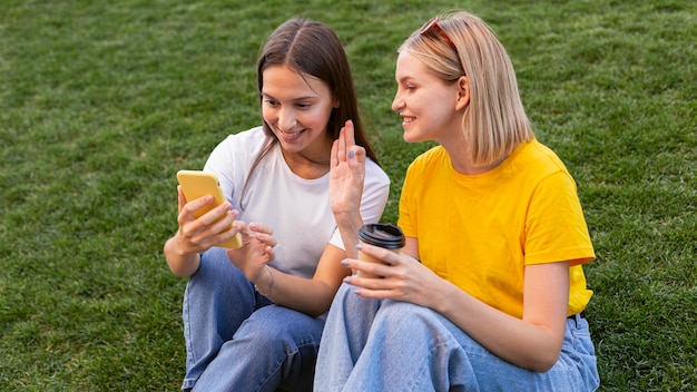 Amigas usando linguagem de sinais lá fora