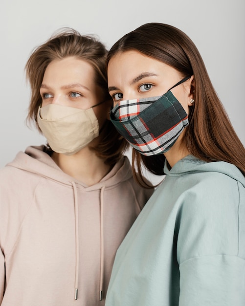 Amigas usando máscaras