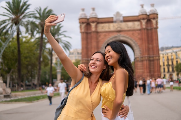 Amigas viajando tirando selfie na cidade