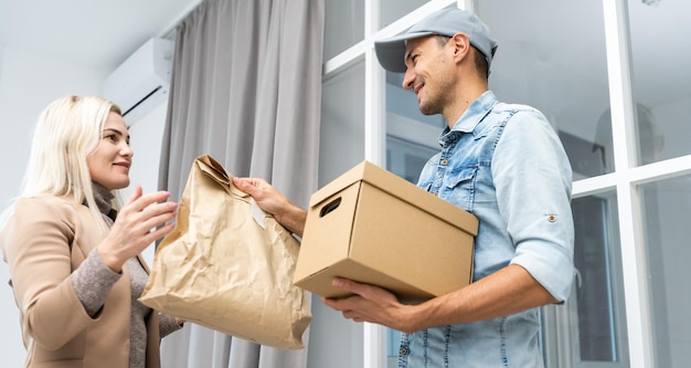 Amigável jovem entregador entregando um pacote