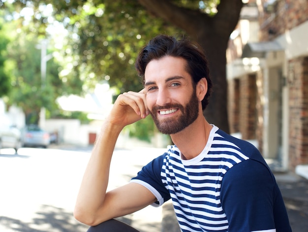 Amigável jovem sorrindo ao ar livre