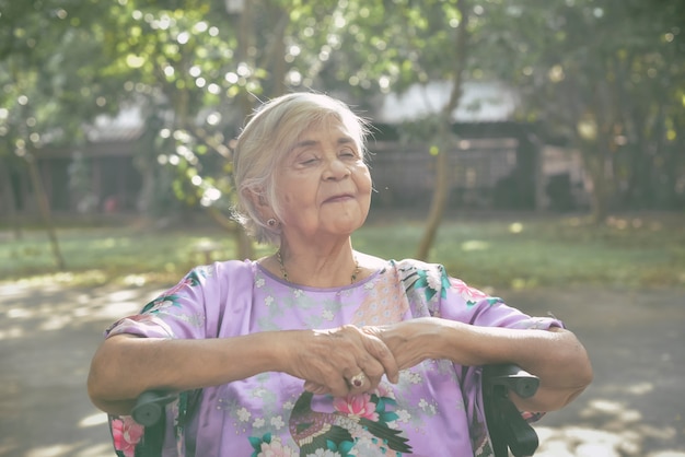 Foto amigável mulher velha expressando emoções positivas