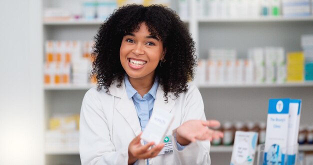 Foto amigável química feminina explicando os benefícios da medicina farmacêutica afro-americana ouvindo os sintomas do cliente profissional de saúde recomendando um produto específico ao cliente