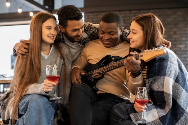 Foto amigo abraçando seus amigos enquanto todos estão sorrindo