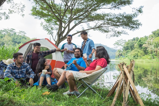 Amigo disfrutando de vacaciones en camping