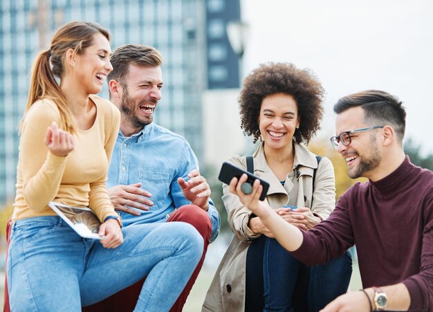 Foto amigo divertido juventud grupo joven mujer estilo de vida amistad estudiante feliz al aire libre juntos alegre felicidad educación verano sonriente hombre chica inicio de negocio