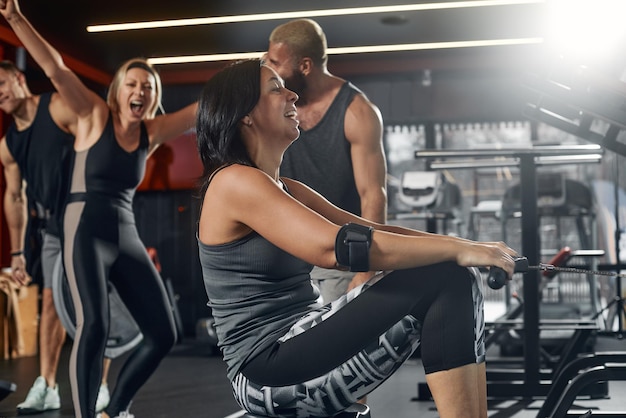 Amigo del gimnasio haciendo ejercicio en el concepto de trabajo en equipo y compañerismo del gimnasio