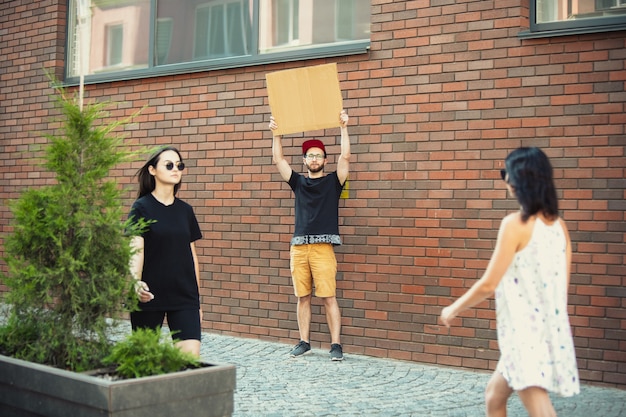 Amigo con letrero - el hombre está de pie protestando por cosas que lo molestan