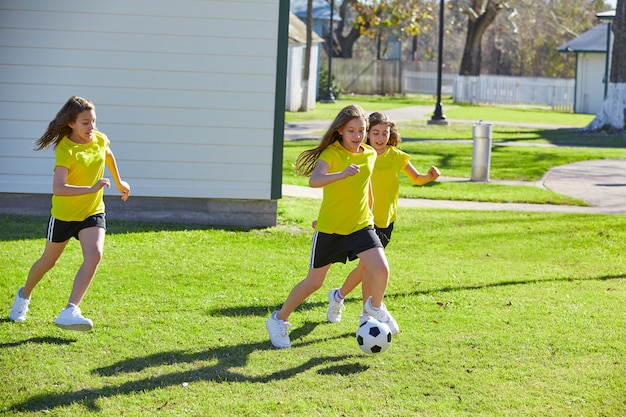 Amigo meninas adolescentes jogando futebol futebol em um parque