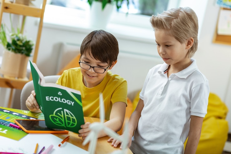 Foto amigo parado por perto. alunos atentos inspecionando livro educativo e aprendendo sobre o meio ambiente durante o intervalo entre as aulas