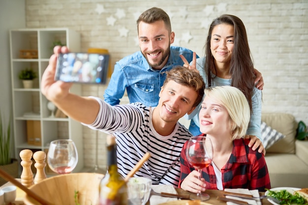 Amigo posando para Selfie no jantar