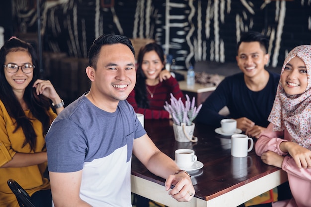 Amigo se divertindo juntos em um café